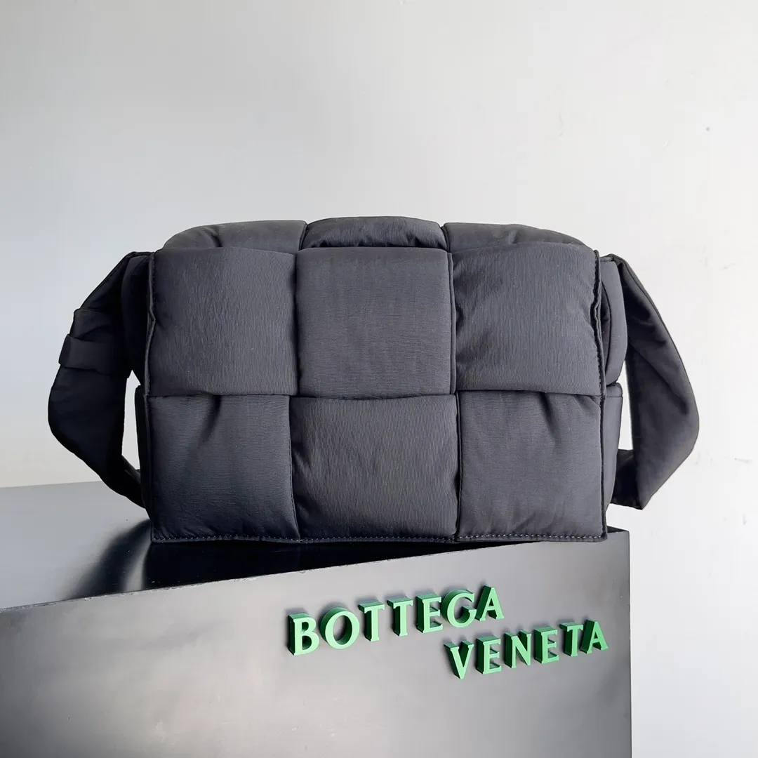 Batch 1520 B🏠The latest nylon crossbody bag has been shipped🔥🔥 It has a stylish and dynamic appearance, comfortable touch, and practical capacity. The previous six compartments could not hold a mobile phone📱, but this time the six compartments can not only accommodate it📱 but also a lot. It is invincibly light and is like carrying a flower☁️ on your back. It is soft and soft. Style number: 743623 Size: 38*11*24cm